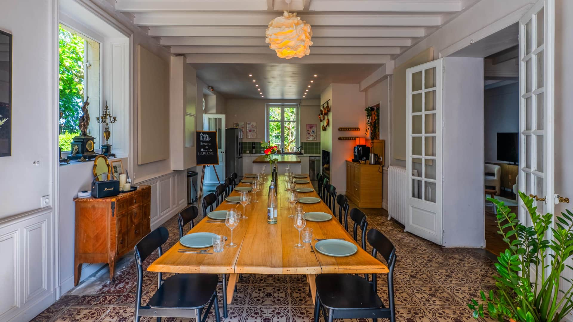 Salle à manger de 60m² avec grande table pour 20 personnes